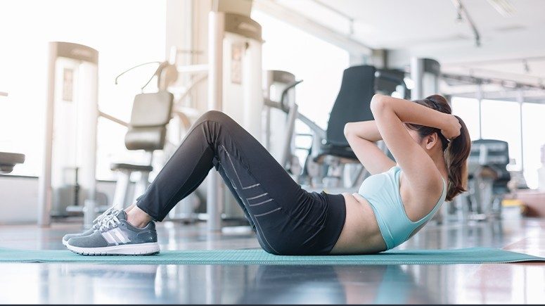 woman doing sit ups