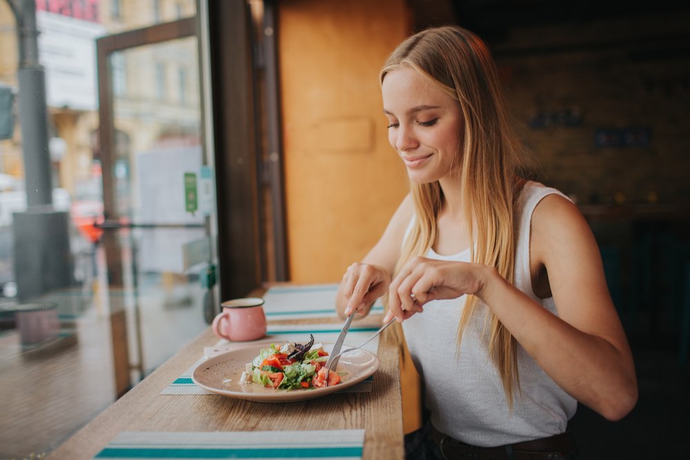 woman-eating-out-7