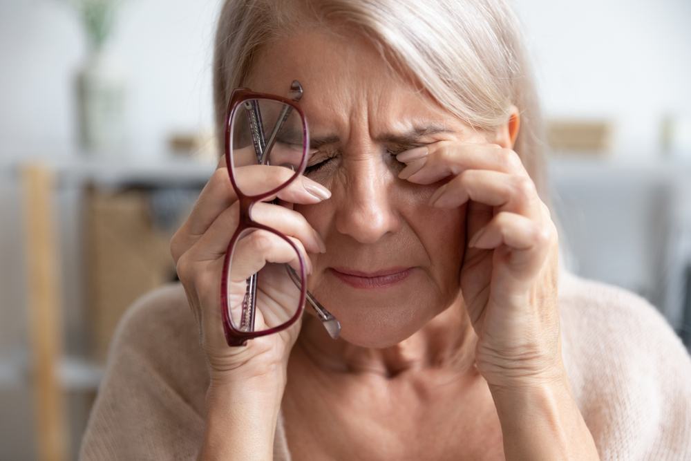 9 Strange Eye Symptoms You Should NEVER Ignore After 50 1